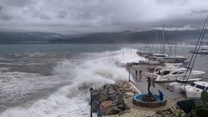 Σε εξέλιξη τα έντονα καιρικά φαινόμενα με θυελλώδεις ανέμους και καταιγίδες – Πώς θα κινηθεί το μέτωπο