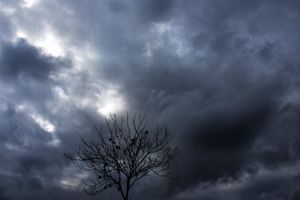 Kαιρός: Βροχές, καταιγίδες και αφρικανική σκόνη – Πτώση θερμοκρασίας με ενισχυμένους βοριάδες