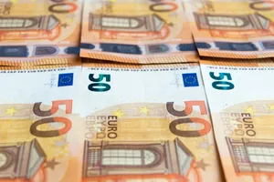 Φορολογική ενημερότητα με χρέη στην Εφορία: Οι «κόφτες», οι παρακρατήσεις και οι εξαιρέσεις