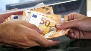 Στο στόχαστρο της ΑΑΔΕ οι μεταφορές χρημάτων μεταξύ συγγενών, οι γονικές παροχές και οι δωρεές