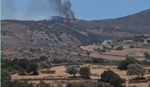 Αναζωπυρώθηκε η φωτιά στην Πάρο, 112 για εκκένωση από Άσπρο Χωριό προς Δρυό