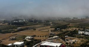 Πού οφείλεται το φαινόμενο της ομίχλης που «εξαφάνισε» τις Κυκλάδες – Η μετερεωλόγος Ν. Ζιακοπούλου εξηγεί