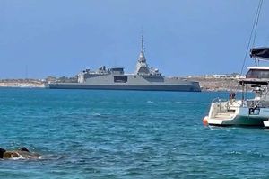 Η Belharra «ΚΙΜΩΝ», στο λιμάνι της Παροικιάς