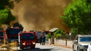 Δυτική Αττική: H φωτιά πέρασε στον οικισμό της Αγίας Σκέπης Μεγάρων - 112 για εκκένωση των οικισμών Κανδήλι και Μπότσικα