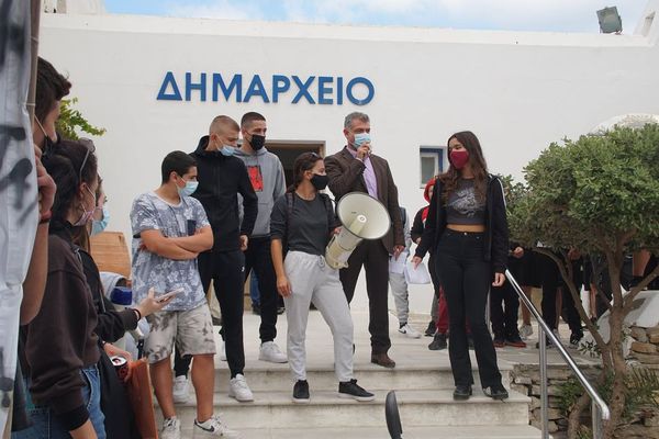 Συγκέντρωση διαμαρτυρίας μαθητών στο Δημαρχείο με αφορμή την σύμπτυξη τμημάτων-Το μήνυμα του Δημάρχου