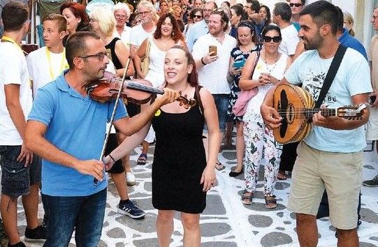 PAROS FESTIVAL: Φωτορεπορτάζ από τη χθεσινή Πατινάδα στον παραδοσιακό οικισμό της Παροικιάς