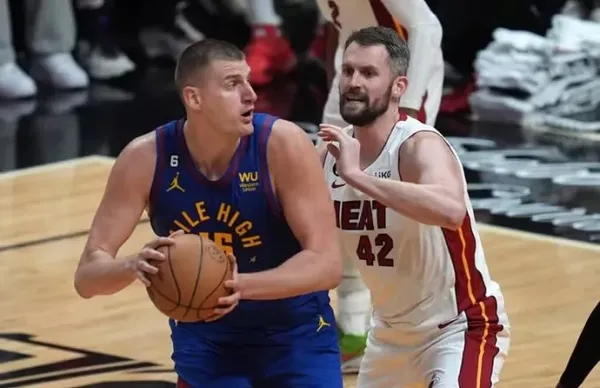 Break στο break από τους Νάγκετς, με ιστορικό triple-double του Γιόκιτς