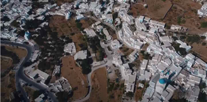 Η “Μυκονοποίηση” της Πάρου-
Το νησί έχει μετατραπεί σε ένα μεγάλο εργοτάξιο