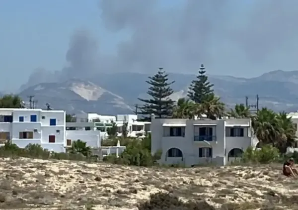 Φωτιά στην Κεραμωτή Νάξου - Επιχειρούν 4 αεροσκάφη και ένα ελικόπτερο