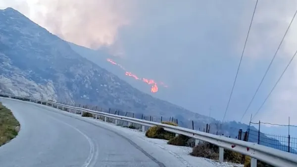 Συνεχίζει να καίει η φωτιά στη Νάξο - Προς το χωριό Κινίδαρος το μέτωπο - Ενισχύονται οι πυροσβεστικές δυνάμεις
