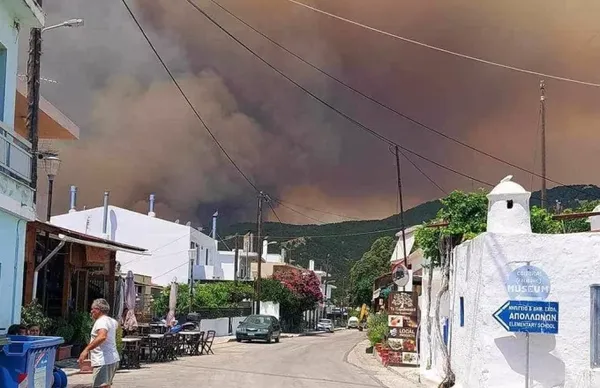 Ανεξέλεγκτη η φωτιά στη Ρόδο – Εκκενώθηκαν χωριά - Έκλεισε ο αρχαιολογικός χώρος της Καμείρου