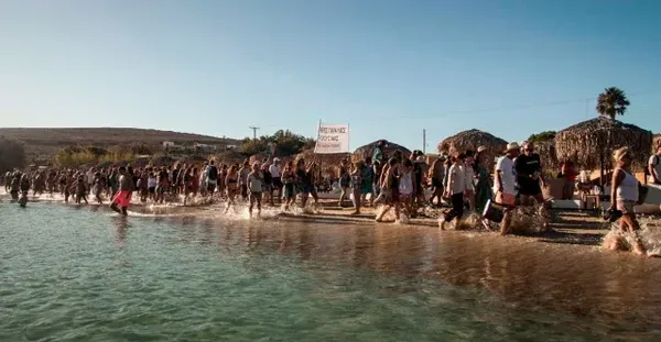 Πάρος: Μαζεύουν άρον άρον τις παράνομες ξαπλώστρες - Και συλλήψεις επιχειρηματιών