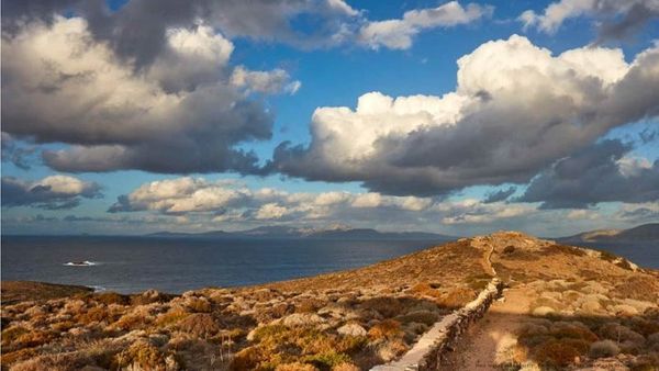 Ίος: Κάλεσμα για διακοπές με πολιτισμό, τέχνες και δραστηριότητες