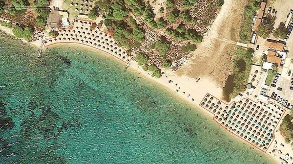 Κλιμάκωση των αντιδράσεων για τις ξαπλωστρες– Τι προβλέπει η νομοθεσία