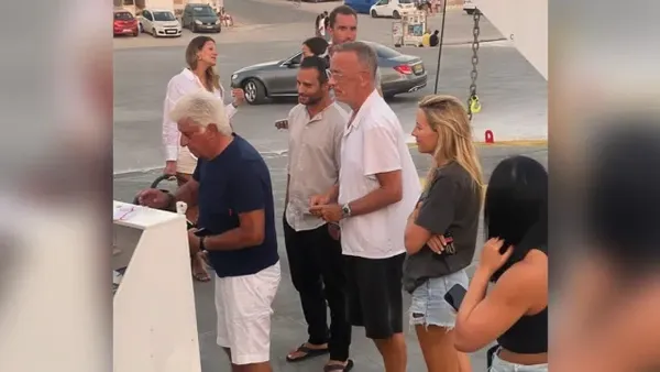 Τομ Χανκς: Στην Πούντα, περιμένοντας το πλοίο για Αντίπαρο