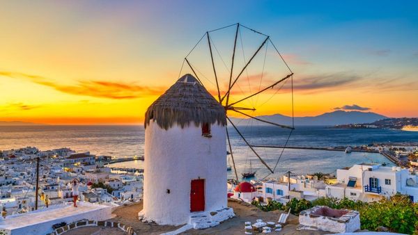 Μύκονος: Αστυνομικοί - σεκιούριτι σε βίλες ιδιωτών - Πόσοι συνελήφθησαν