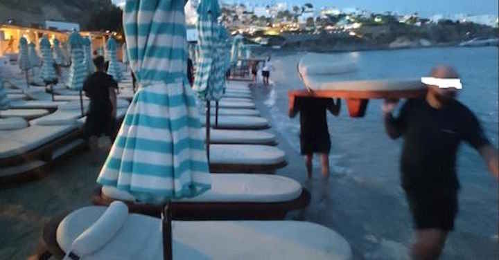 Νammos: Πήραν στους ώμους τις ξαπλώστρες και τις εξαφάνισαν!