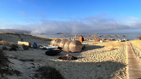 Νάξος: Μαζεύουν τις ξαπλώστρες από Πλάκα, Αγία Άννα και Άγιο Προκόπιο!