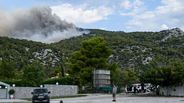 Άνεμοι 7 μποφόρ στην Πάρνηθα: Η φωτιά ανεβαίνει μπαίνει στον Εθνικό Δρυμό
