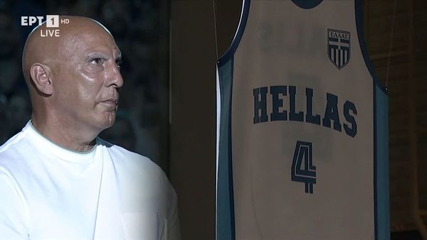 H φανέλα του δακρυσμένου Νίκου Γκάλη με την εθνική στον ουρανό του ΟΑΚΑ