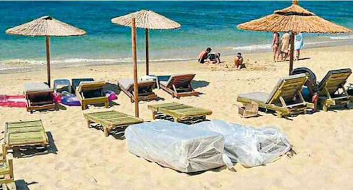 Νάξος: Oι ελεγκτές έφυγαν, οι ξαπλώστρες επιστρέφουν