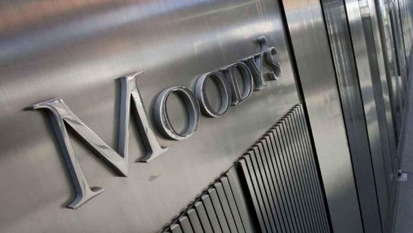Moody's: Aναβάθμιση του αξιόχρεου της Ελλάδας κατά δυο βαθμίδες, σε Ba1 από Ba3