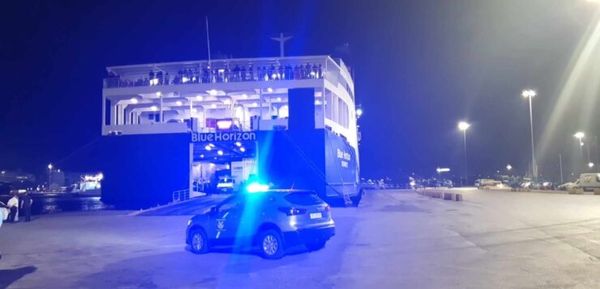 Τραγωδία στον Πειραιά: Το πλήρωμα του Blue Horizon έσπρωξε από τον καταπέλτη επιβάτη και σκοτώθηκε