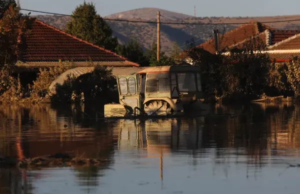Ο Σύλλογος Γυναικών Νάξου συγκεντρώνει σχολικά για τους μαθητές των περιοχών που επλήγησαν από την κακοκαιρία