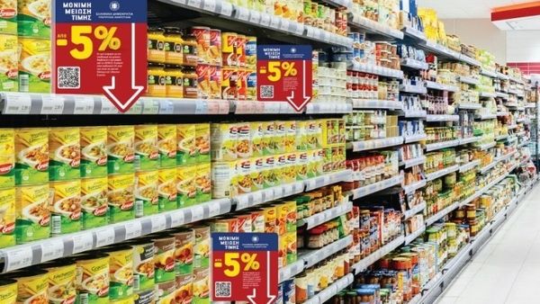 Στα ράφια των σούπερ μάρκετ η μάχη για τις μειώσεις τιμών στα προϊόντα