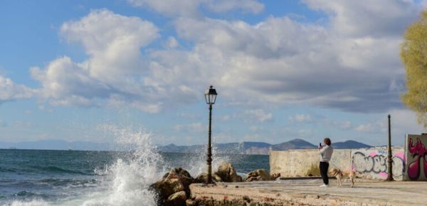 Καιρός: Ήλιος με δόντια, σήμερα Κυριακή - Σταδιακή εξασθένηση των ανέμων, αισθητή πτώση της θερμοκρασίας