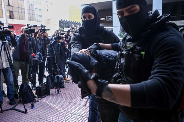 Στην ανακρίτρια Πειραιά σήμερα ο 18χρονος για την επίθεση με φωτοβολίδα εναντίον αστυνομικού