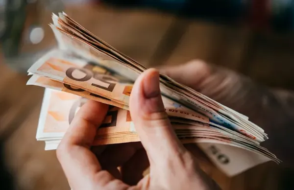 Νωρίτερα οι πληρωμές ενόψει Χριστουγέννων: Πότε θα καταβληθούν συντάξεις και επιδόματα