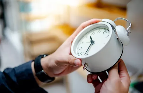 Μία ώρα μπροστά οι δείκτες των ρολογιών από τα ξημερώματα της Κυριακής