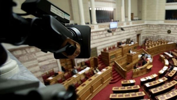 Βουλή- Live: Στο «κόκκινο» η αντιπαράθεση για την πρόταση δυσπιστίας