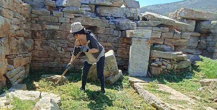Οι ξενοδόχοι Αμοργού καθάρισαν τον αρχαιολογικό χώρο του Πύργου της Αγίας Τριάδας στην Αρκεσίνη