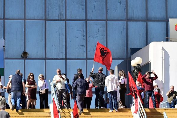 Mε... συρτάκι, Ζορμπά, Ακρόπολη και πούλμαν από την Αλβανία ο Ράμα στην Αθήνα