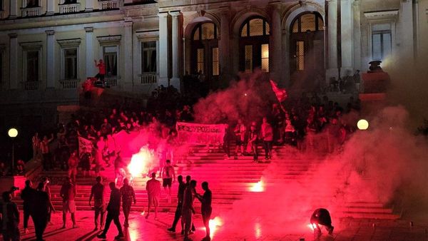 Σύρος: Έγινε η νύχτα μέρα από τους φιλάθλους του Ολυμπιακού