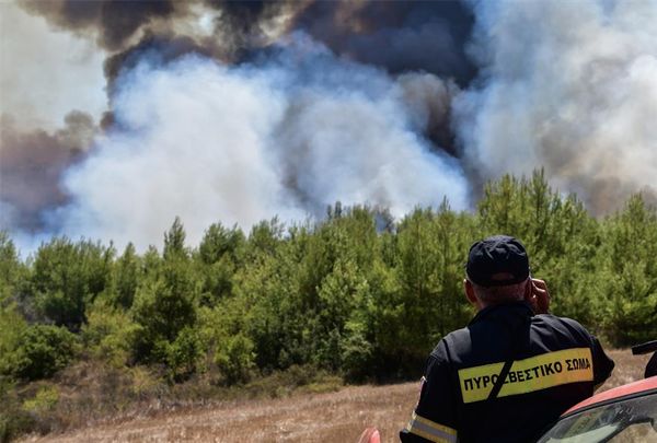 Φωτιά στη Μήλο κοντά στο αεροδρόμιο: Ήχησε το 112 - «Αν βρίσκεστε στην παραλία Τσιγκράδο, απομακρυνθείτε»