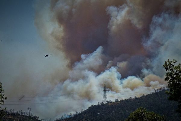 Φωτιά στην Πάρνηθα : Μήνυμα του 112 – Επιχειρούν ισχυρές δυνάμεις της Πυροσβεστικής