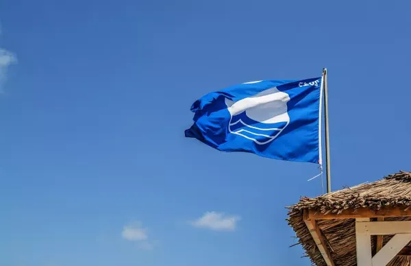 Oι 22 ακτές που έχασαν τη “Γαλάζια Σημαία” – Ποιες είναι στις Κυκλάδες