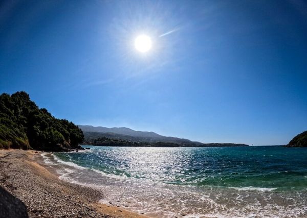 Συνεχίζεται ο καύσωνας, επιμένουν οι ισχυροί άνεμοι - Πού θα «χτυπήσει» 40άρια