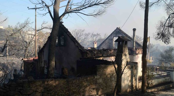 Διάσπαρτες εστίες και αναζωπυρώσεις από τον Βαρνάβα έως τη Νέα Μάκρη και την Πεντέλη - Ενίσχυση των ανέμων