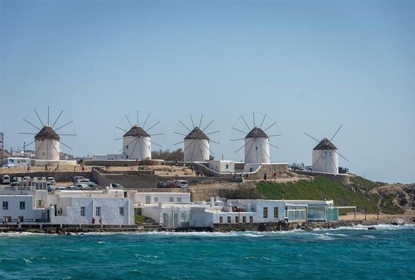 Στο Λύκειο Μυκόνου υπηρετούν 10 καθηγητές για 330 μαθητές - Χάνονται 250 ώρες την εβδομάδα