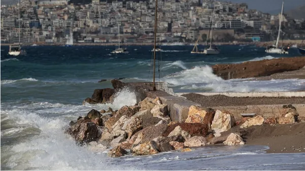 Καιρός: Ο «Ωμέγα Εμποδιστής» φέρνει βοριάδες και πτώση της θερμοκρασίας - Πότε αναμένονται βροχές