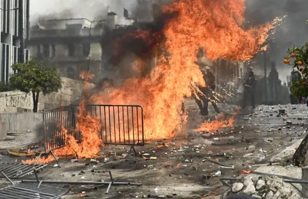 Επεισόδια στο κέντρο μετά τη μεγάλη συγκέντρωση για τα Τέμπη - Μολότοφ, πέτρες και δακρυγόνα