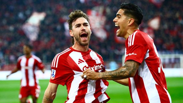 Συνέτριψε την ΑΕΚ ο καταιγιστικός Ολυμπιακός και πάει τελικό