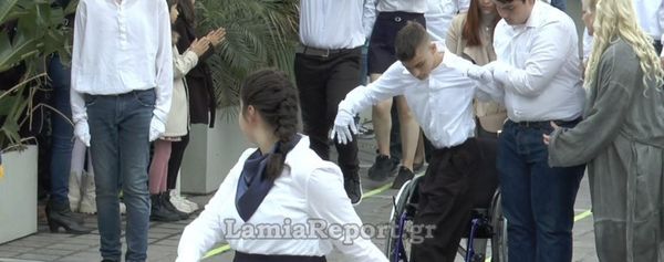 Συγκινητική στιγμή στη Λαμία: Μαθητής σηκώθηκε από το αναπηρικό αμαξίδιο και παρέλασε