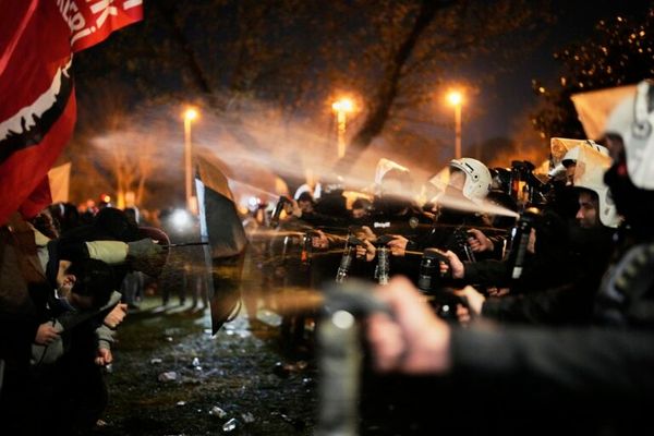 Κωνσταντινούπολη: Ένταση με χιλιάδες συγκεντρωμένους να διαμαρτύρονται για τη σύλληψη του Ιμάμογλου