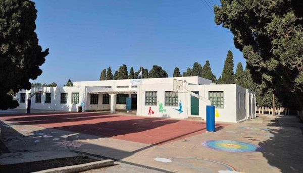 Σύμβαση παροχής υπηρεσιών για τους χρωματισμούς των σχολείων Πάρου