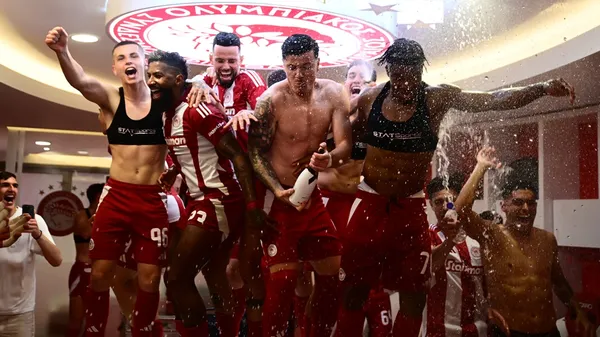 Ολυμπιακός: Πάρτι στα αποδυτήρια μετά την κατάκτηση του πρωταθλήματος